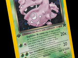 une carte Pokémon jaune sur laquelle figure l'image d'un monstre