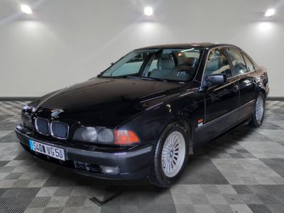 la photo d'une voiture noire garée dans un garage
