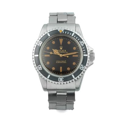 une photo d'une montre-bracelet avec un cadran noir et un bracelet argenté