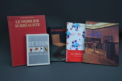 Plusieurs livres sont posés sur une table devant un fond noir.