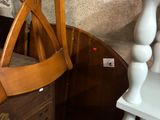 une étagère blanche avec une chaise en bois à côté