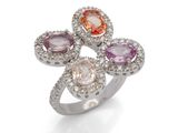 un gros plan d'une bague ornée de trois pierres de couleurs différentes