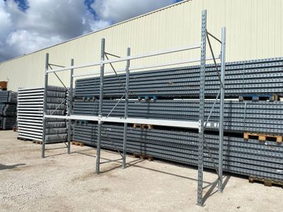 Un lot de 2 colonnes de racks à palettes moyen porteur Travh…