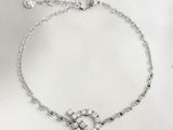 un gros plan d'un bracelet serti de diamants sur fond blanc