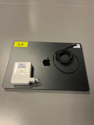 un ordinateur portable Apple et un chargeur posés sur une table