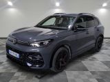 un SUV Volkswagen gris garé dans une pièce au sol carrelé