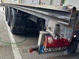 un camion garé sur le côté de la route