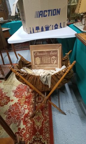 Panier à laine pliant garni d'articles de mercerie