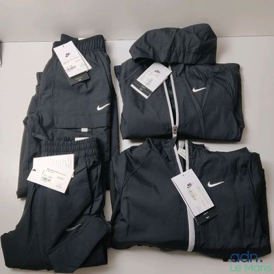 Les survêtements Nike sont alignés et prêts à être enfilés