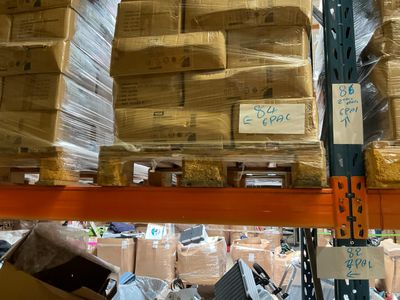 une grande quantité de cartons sur les étagères de l'entrepôt