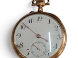 un gros plan d'une vieille montre de poche sur fond blanc