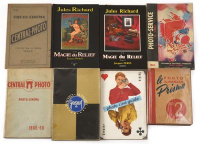 un grand nombre de livres posés sur une table