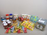 de nombreux plats et condiments différents sur la table