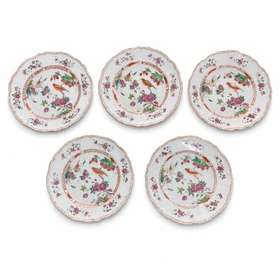 six assiettes en porcelaine chinoise ornées de motifs floraux et d'une bordure dorée