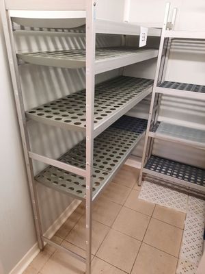 une étagère métallique dans le coin d'une pièce