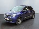 la petite voiture bleue est garée dans une grande pièce