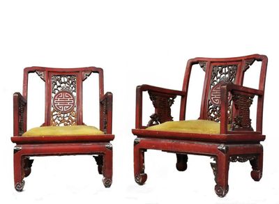 paire de chaises chinoises anciennes avec des coussins jaunes, montées sur roulettes
