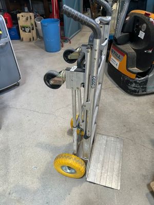 un diable garé dans un garage