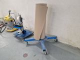 un chariot sur lequel est posé un rouleau de papier, à côté d'un vélo