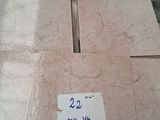 une pile de cartons posée sur une palette dans un entrepôt
