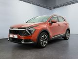 Un SUV rouge est garé dans une grande pièce.