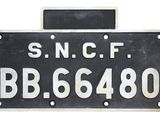 un panneau en noir et blanc sur lequel est inscrit « sncff bb 66480 »