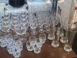beaucoup de verres et de tasses sur la table