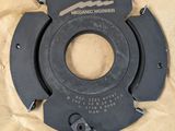 une image montrant un gros plan d'un objet métallique posé sur une feuille de papier