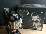 une cafetière posée sur une table à côté d'une boîte de café