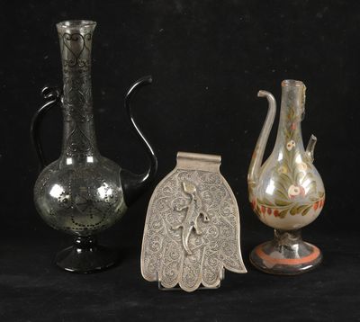 trois vases posés l'un à côté de l'autre sur une table