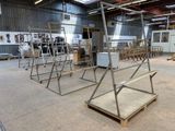 une salle avec beaucoup de tables et de chaises