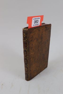un vieux livre contenant une carte, posé sur une table