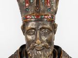 a close up of a statue of a man with a crown on his head
