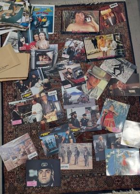 un tapis orné de nombreuses images différentes représentant des personnes