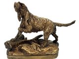 statue en bronze d'un chien sur un rocher sur fond blanc