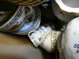 de nombreuses tasses et soucoupes empilées les unes sur les autres