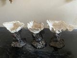 trois vases posés sur une table noire
