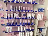 un présentoir de produits de soins de la peau proposés à la vente dans un magasin