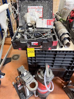 de nombreux outils posés ensemble sur une table