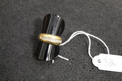 un anneau fixé au bout d'un fil