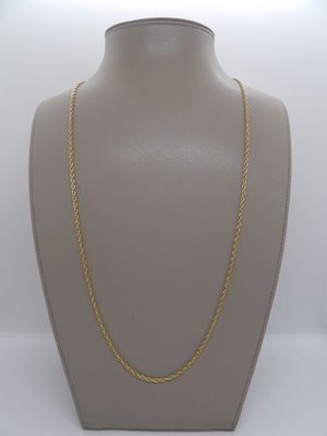 un collier à chaîne en or sur un mannequin mannequin mannequin mannequin mannequin mannequin mannequin mannequin mannequin mannequin