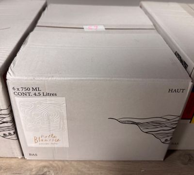 un grand nombre de boîtes empilées les unes sur les autres