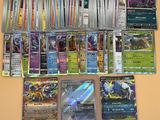 beaucoup de cartes pokemon sur la table