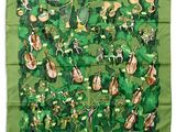 une écharpe verte ornée d'instruments de musique