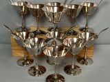 six verres à vin en argent contenant chacun une cuillère
