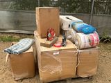 une pile de cartons posée par terre devant une serre