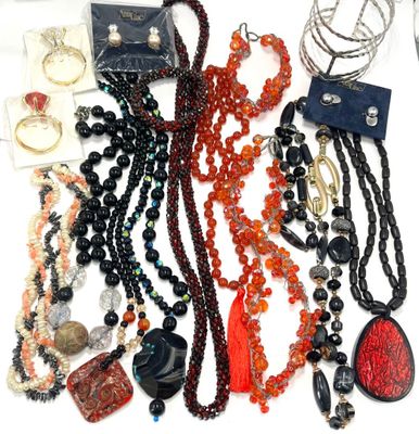 beaucoup de colliers et de bracelets posés sur une table