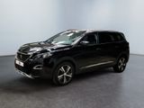 Le SUV Nissan noir est garé dans une pièce blanche