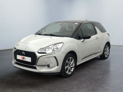 la petite voiture blanche est garée dans une grande pièce