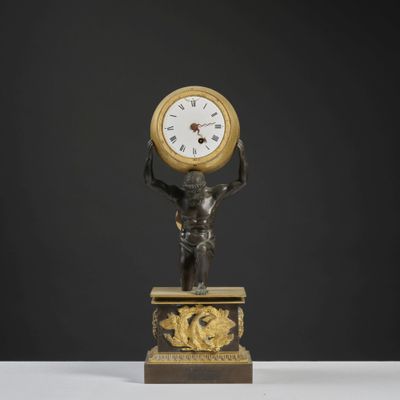 une statue d'un homme tenant une horloge au-dessus d'une table
